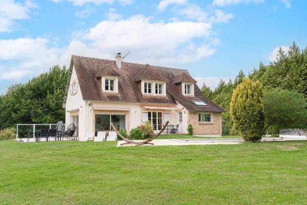 Amazing Villa with Swimming Pool, Prenota  Hotel a Normandia con parcheggio, Parcheggio