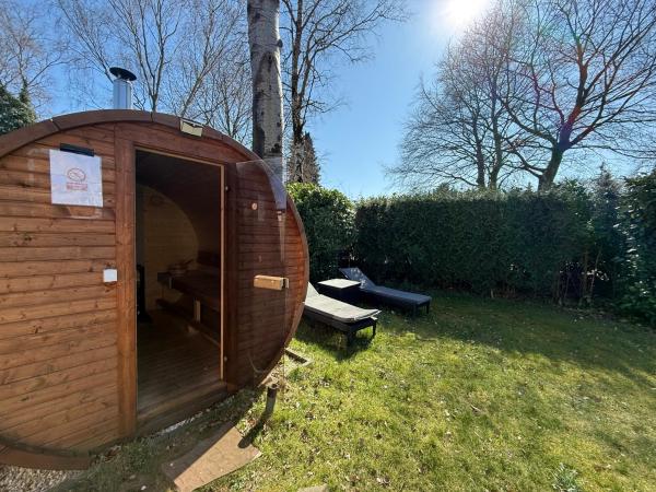 VELUWE RETREATS PUTTEN - Chalets with Huge Gardens and Private Saunas on Park with Swimming Pool, Cafeteria and More Facilities, Reserva ahora Chalet de montaña Hoteles con piscina en Güeldres, Piscina