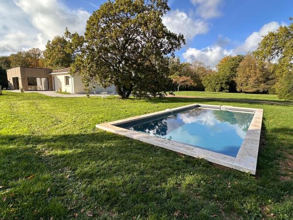 Villa Pavone, Reserva ahora  Hoteles con piscina en Angulema, Piscina