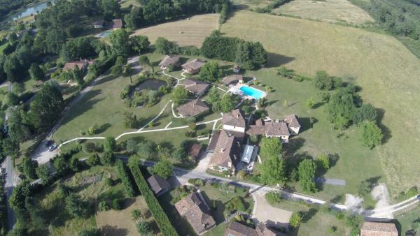 Les gîtes du Hameau du Jardin Fleuri, Prenota  Hotel con piscina a Bosset, Piscina