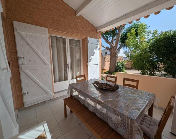Villa dété à la plage, Réserver  Hôtels à Vendres avec parking, Parking