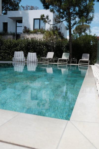Villa Serenity - Relax & Unwind in a 3-Bedroom Poolside Paradise, Réserver  Lalzit Bay Durres County