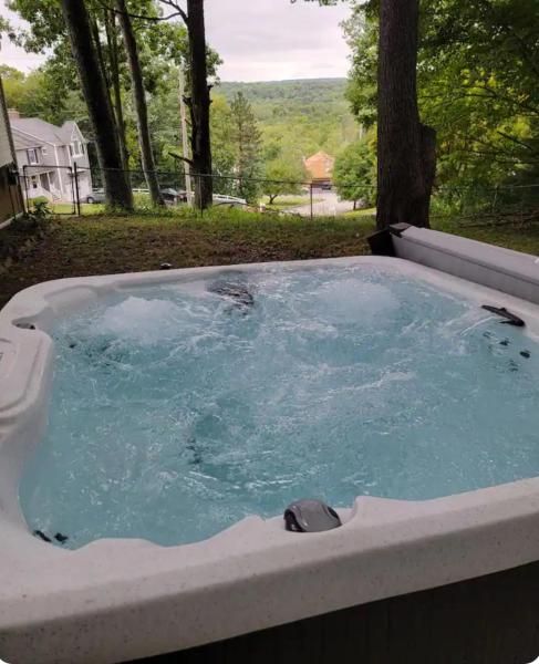Mountain View Villa with HotTub-MovieTheater Fire Pit Gameroom, Buchen Sie  West Milford New Jersey