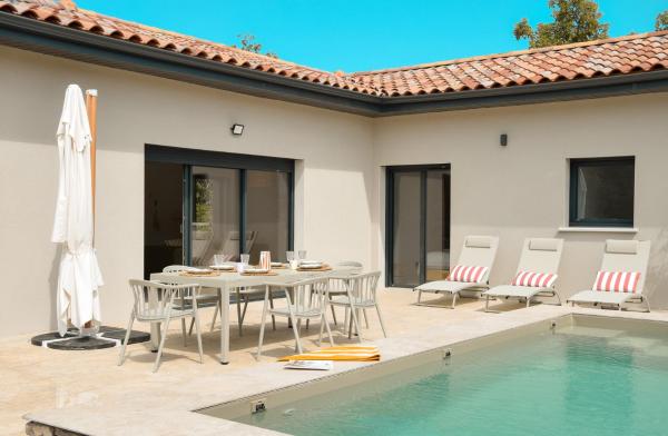MAISON BONELLI Villa individuelle idéale famille avec jardin & piscine - Sud Ardèche, Prenota  Hotel a Alvernia con parcheggio, Parcheggio