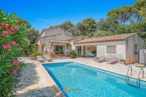 Rez de Villa provençal 4 personnes avec Piscine avec Fibre et Parking, Prenota  Hotel a Alvernia con parcheggio, Parcheggio