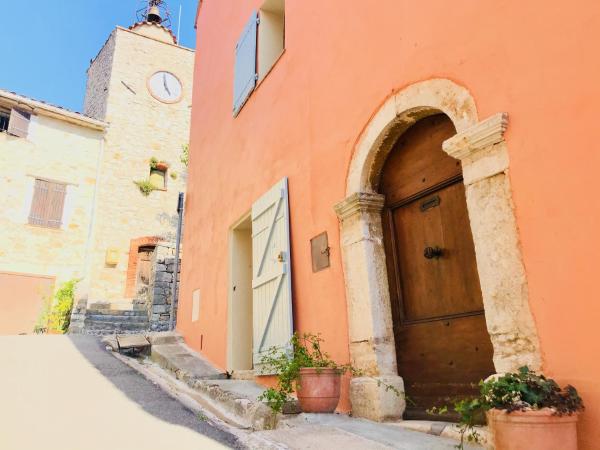 Cabris Village - Elegant Family House, Prenota  Hotel a Alvernia con parcheggio, Parcheggio