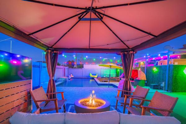 Old Town RGB Forest Bar with Spa, Pool, Sauna, Golf, Hot Tub, Ping Pong, & Gazebo, Prenota  Hotel con piscina a Arizona, Piscina