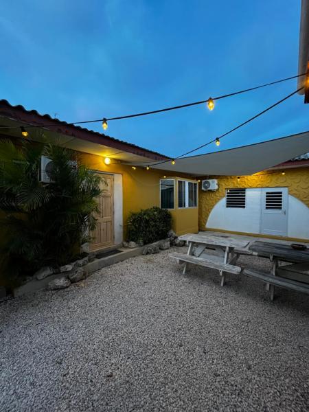 Casa Caia - simple rooms and studio`s, Book  Willemstad Curacao