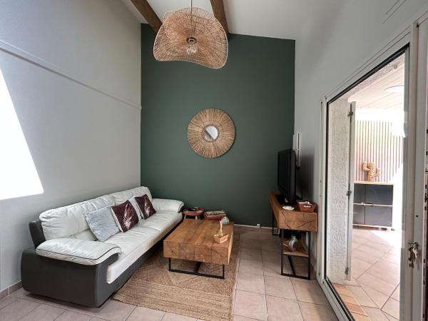 Villa cosy à 200m de la mer, Réserver  Hôtels à Hérault avec piscine, Piscine