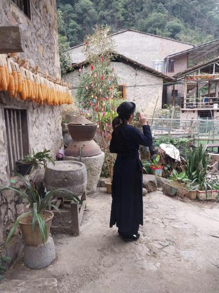 Triệu hoan homestay nhà sàn cổ tại làng đá cổ Khuổi ky, Prenota  Dam Thuy 