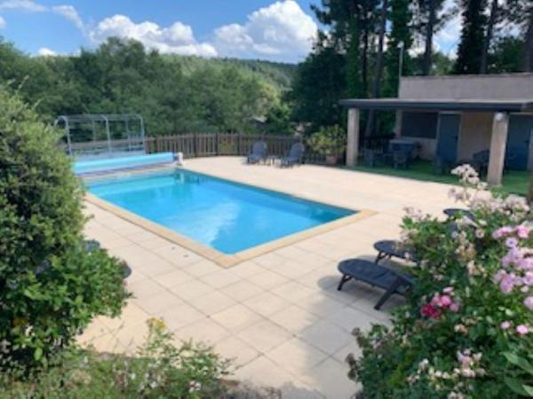 GÎTES LES LAUZIÈRES CLIMATISÉS avec PISCINE, Prenota  Hotel a Alvernia con parcheggio, Parcheggio