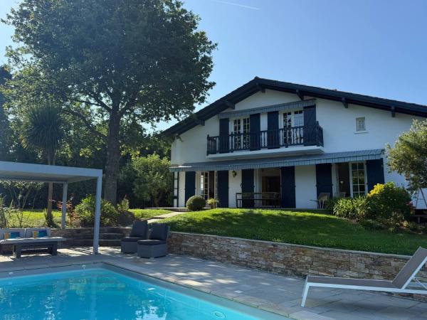Villa Basque piscine chauffée jardin verdoyant, Reserva ahora  Hoteles en Aquitania con aparcamiento, Aparcamiento