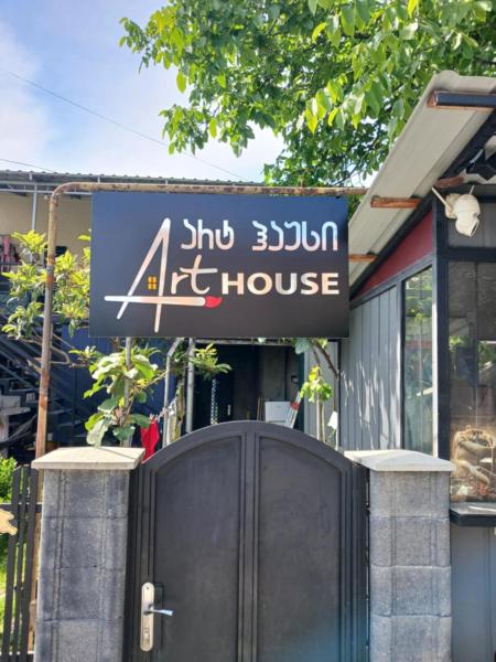 Art House & Natos Coffee, Buchen Sie  Hotels in Kakheti mit Parkplatz, Parkplätze