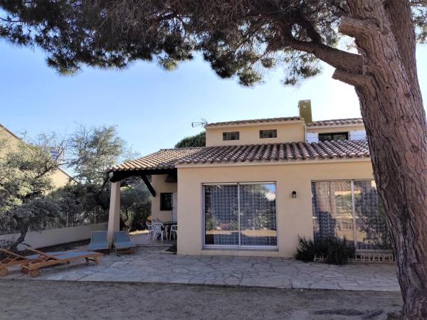Grande villa, à deux pas de la plage, pinède et du grand Village de Noël, Réserver  Hôtels à Corbières avec parking, Parking