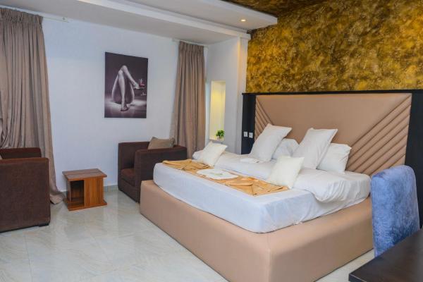 Proximus Hotel and Suites, Reserva ahora  Hoteles en Owerri con aparcamiento, Aparcamiento