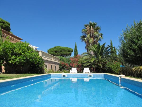 Villa La Pinède Les Issambres Golf de Saint Tropez - Vue mer panoramique de la piscine, Prenota  Hotel a Alvernia con parcheggio, Parcheggio