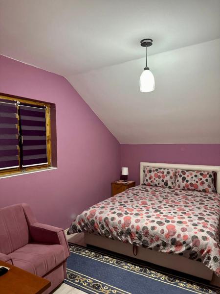 Apartmani Miodragović - nedaleko od Snežnika, 100 metara pre bazena, Buchen Sie  Hotels in Zentralserbien mit Parkplatz, Parkplätze