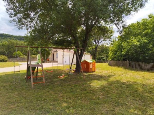 Villa au pieds des Gorges de lArdèche, Buchen Sie  Hotels in Laval-Saint-Roman mit Parkplatz, Parkplätze