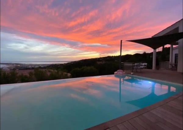 Superbe Villa sur le mont Saint Clair à Sete, Réserver  Hôtels à Étang de Thau avec piscine, Piscine