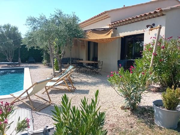 Villa de charme à Cucuron au pied du luberon, Reserva ahora  Hoteles con piscina en Cucuron, Piscina