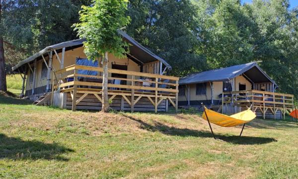 Lodge Holidays - Les Sapins, Réserver  Hôtels à Camurac avec piscine, Piscine
