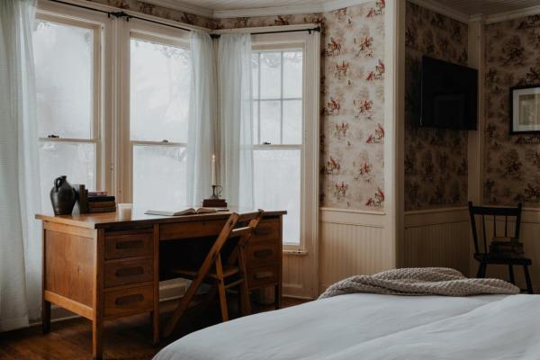 Book Village Inn - Twain Room Queen Bed, Buchen Sie  Hobart New York State