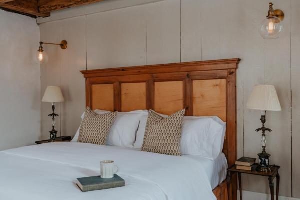Book Village Inn - Hemingway Room King Bed, Buchen Sie  Hobart New York State