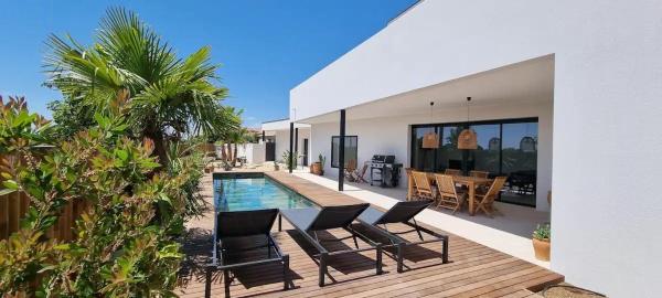 Contemporary Villa Near Pérols Beaches, Book  Perols Hotels with a Pool, Swimming Pool