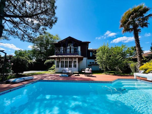 Villa Joli Bois, Prenota  Hotel con piscina a Foussolles, Piscina