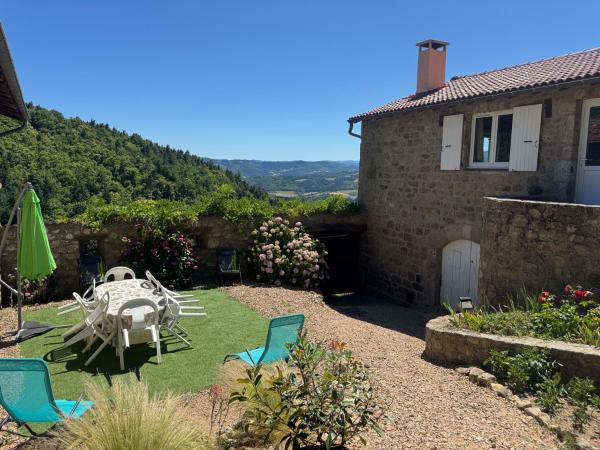 Les Gites de Costerousse - Ardèche, Prenota  Hotel a Alvernia con parcheggio, Parcheggio