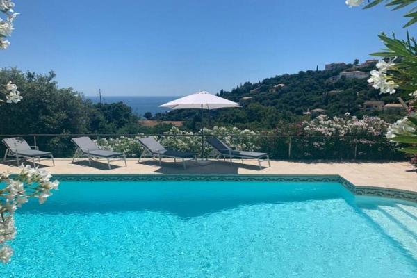 Provenzalische Villa lÉquilibre - mit Meerblick und privatem Pool by Riviera HomeLife, Prenota  Hotel a Alvernia con parcheggio, Parcheggio