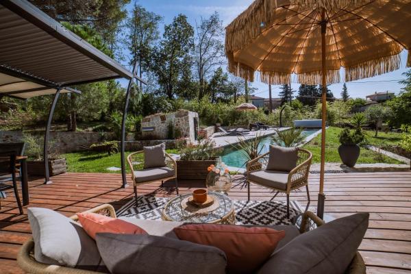 Villa de Charme avec Piscine Calme & Élégance, Prenota  Hotel a Alvernia con parcheggio, Parcheggio