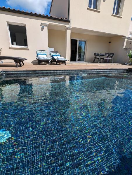 Villa with air-conditioned pool, 15 minutes from beaches and Montpellier, Réserver  Hôtels à Hérault avec parking, Parking