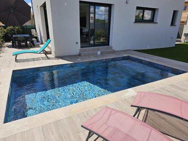 Villa neuve avec piscine, Buchen Sie  Hotels in Vauvert mit Parkplatz, Parkplätze