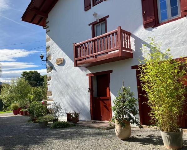 Ancienne maison basque au calme au pied de la Rhune, Prenota  Sare 