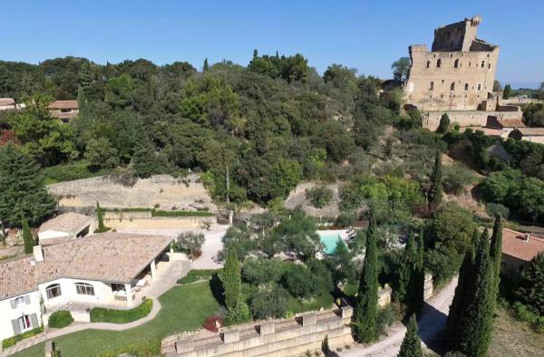 Villa With Pool In Châteauneuf-Du-Pape, Prenota  Hotel con piscina a Valchiusa, Piscina