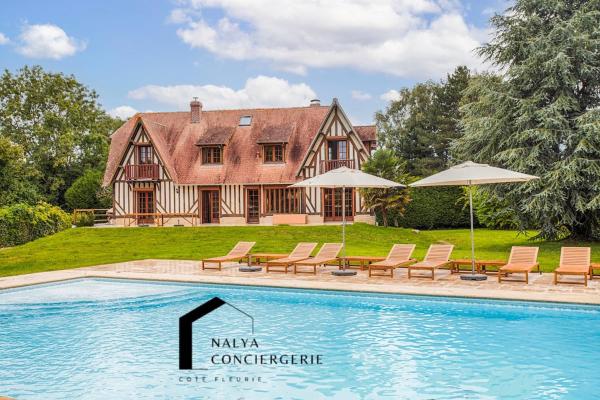 Somptueuse Villa à 5 minutes de Deauville, 18 couchages, piscine, billard, salle de jeux, Book  Lower Normandy Hotels with a Parking, Parking