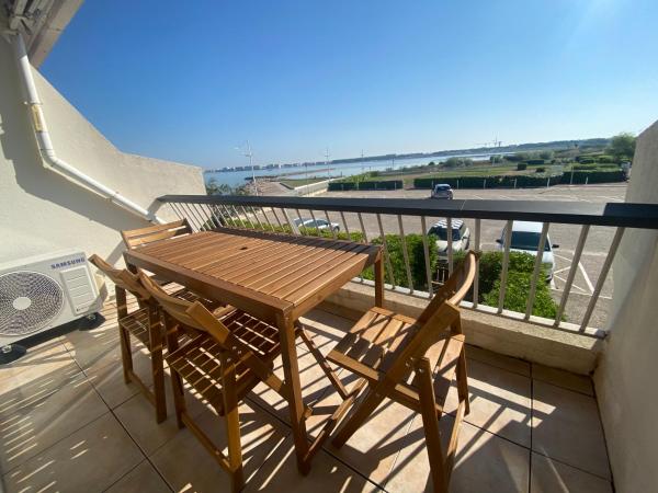 PORT CAMARGUE - BEL APPARTEMENT CLIMATISÉ AVEC VUE MER, TERRASSE PARKING - 4 PERSONNES, Réserver  Hôtels à Camargue avec parking, Parking