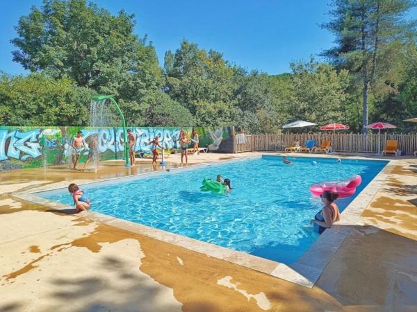Camping 3 étoiles - Parc aquatique - ccbbeec, Reserva ahora  Hoteles en Aquitania con aparcamiento, Aparcamiento
