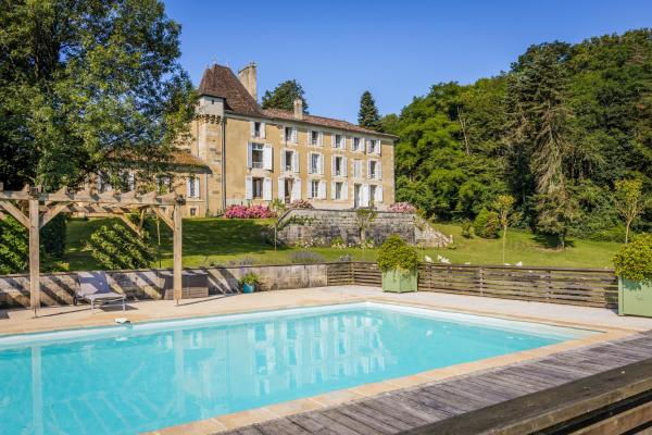 Chateau de la Guerinchie, beautiful 7 bedroom castle in the heart of the Dordogne, Reserva ahora  Hoteles en Aquitania con aparcamiento, Aparcamiento