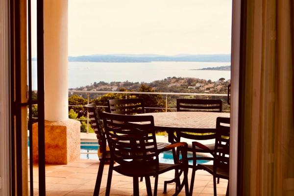 Villa Luxe avec Vue sur Saint-Tropez, Roquebrune, Prenota  Hotel a Alvernia con parcheggio, Parcheggio
