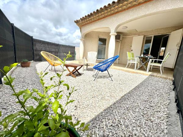 Gite en 3 épis de plain-pied, 2 chambres, climatisé, terrasse, jardinet et parking, très calme, Réserver  Hôtels à Hérault avec parking, Parking