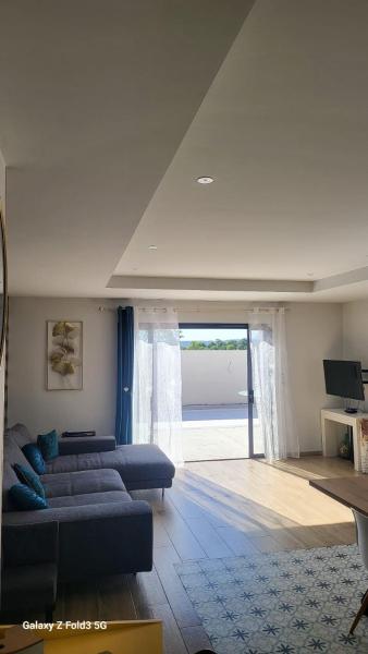 Villa moderne avec Piscine et cuisine extérieure, Réserver  Hôtels à Canal du Midi avec piscine, Piscine