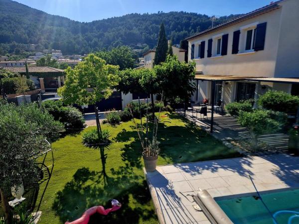 Wonderful Villa , swimming pool, air conditionner-4 chambres, Prenota  Hotel con piscina a Alvernia, Piscina