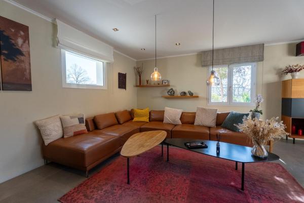 Modern Villa with Hot Tub, 6P, Prenota  Hotel a Alvernia con parcheggio, Parcheggio