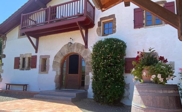 Maison Ameztoia XVe siècle chambres dhôtes Navarraises, Prenota  Hotel a Aquitania con parcheggio, Parcheggio