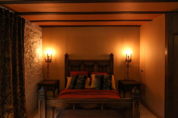 Chambre dhôte médiévale, Prenota  Saint-Aoustrille 
