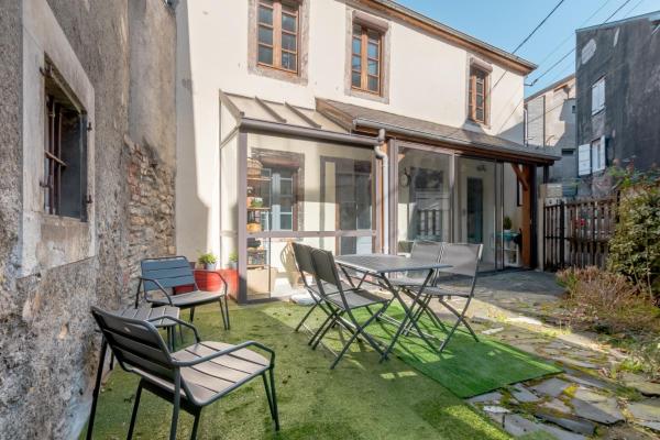 Maison de charme au coeur de Bagnères, Book  Hotels in Pyrenees National Park with Parking, Parking