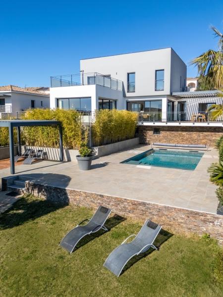Luxueuse Villa pour huit personnes, piscine et vue sur le Golf, Book  Juvignac Hotels with a Pool, Swimming Pool