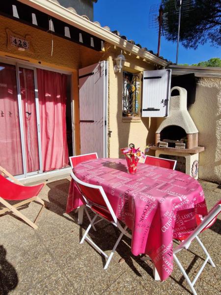 Villa lumineuse dans pinède calme et reposante location du dimanche au dimanche, Réserver  Hôtels à Hérault avec parking, Parking